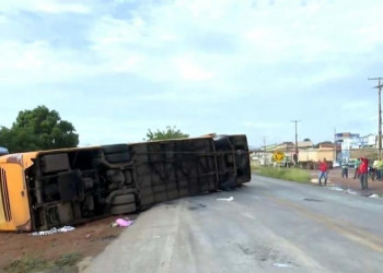 Ônibus que saiu de Valença no Piauí, tomba e deixa 5 mortos na BR-135